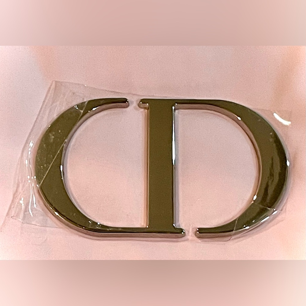 ❤️🔥 6 PIECE SET: Dior❤️pendant + Dior Cosmetic Bag + Dior Mirror + 3 Dior Cards - Picture 12 of 12